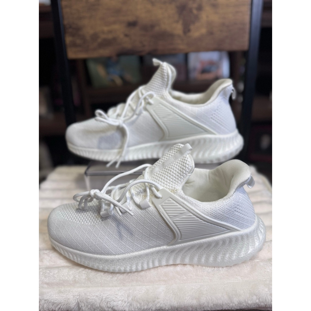 Women's Unbranded White Athletic Shoes US 9.5